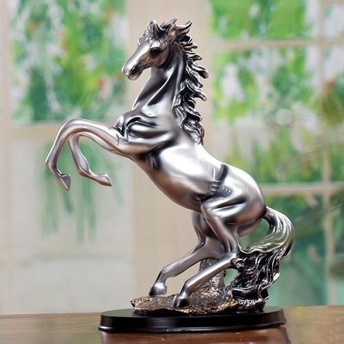 Đặt tượng linh vật như: ngựa phi nước đại, Long Quy,...đặt trên bàn làm việc